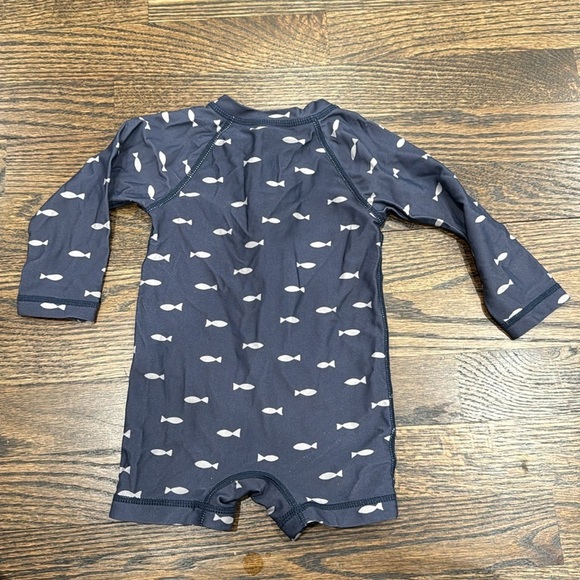Tea Collection Shortie Rashguard longsleeve swimsuit, Boys, Tiny Fish size 6-9 - Picture 5 of 6